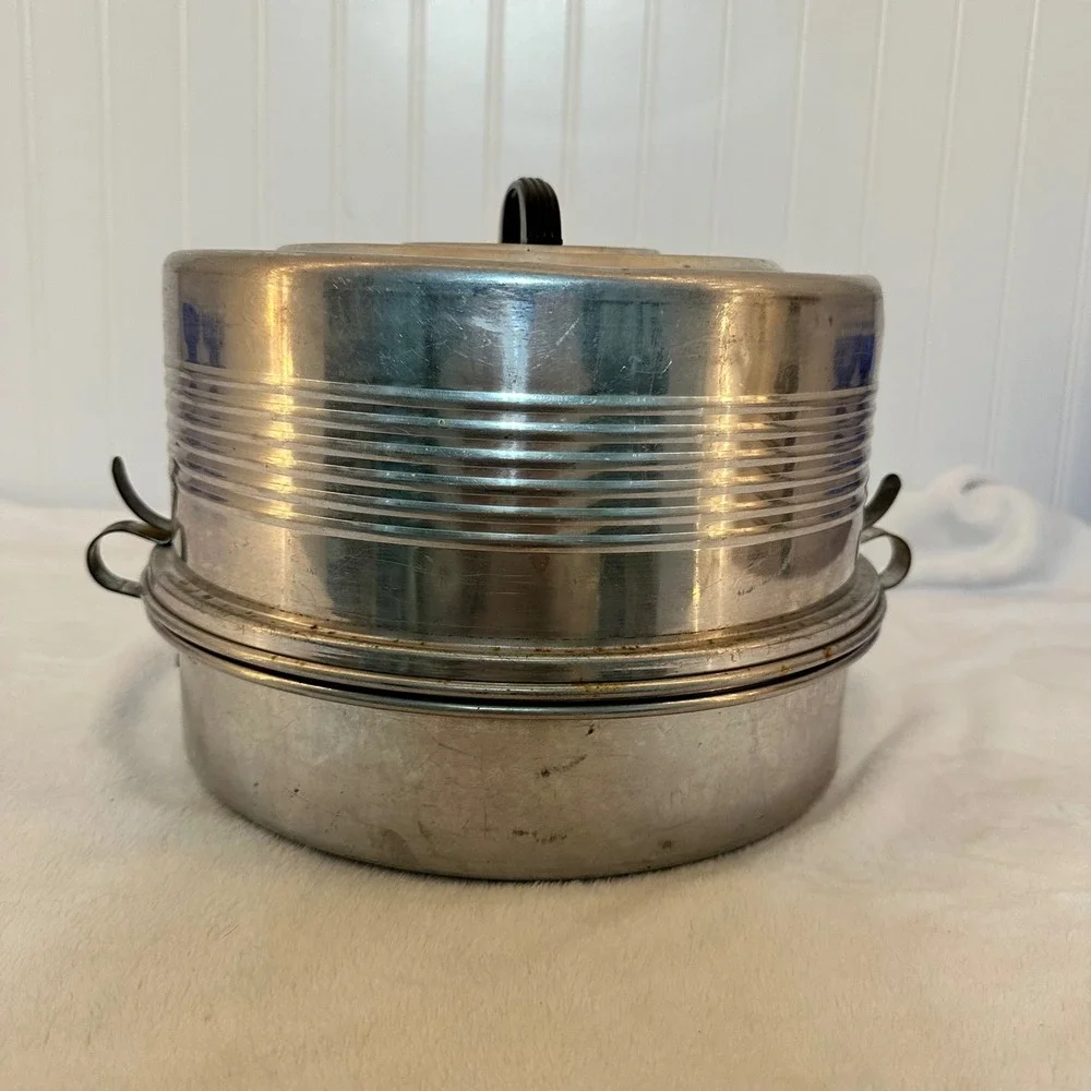 Regal Cake Saver Carrier Vintage Silver Good Aluminum Mid Century Locking Lid